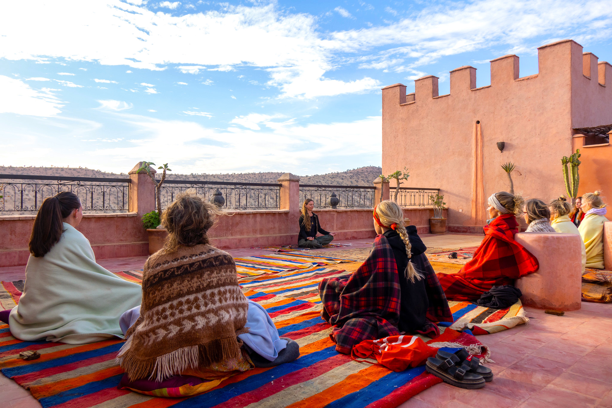 Groupe pratiquant le yoga à Atlas Kasbah