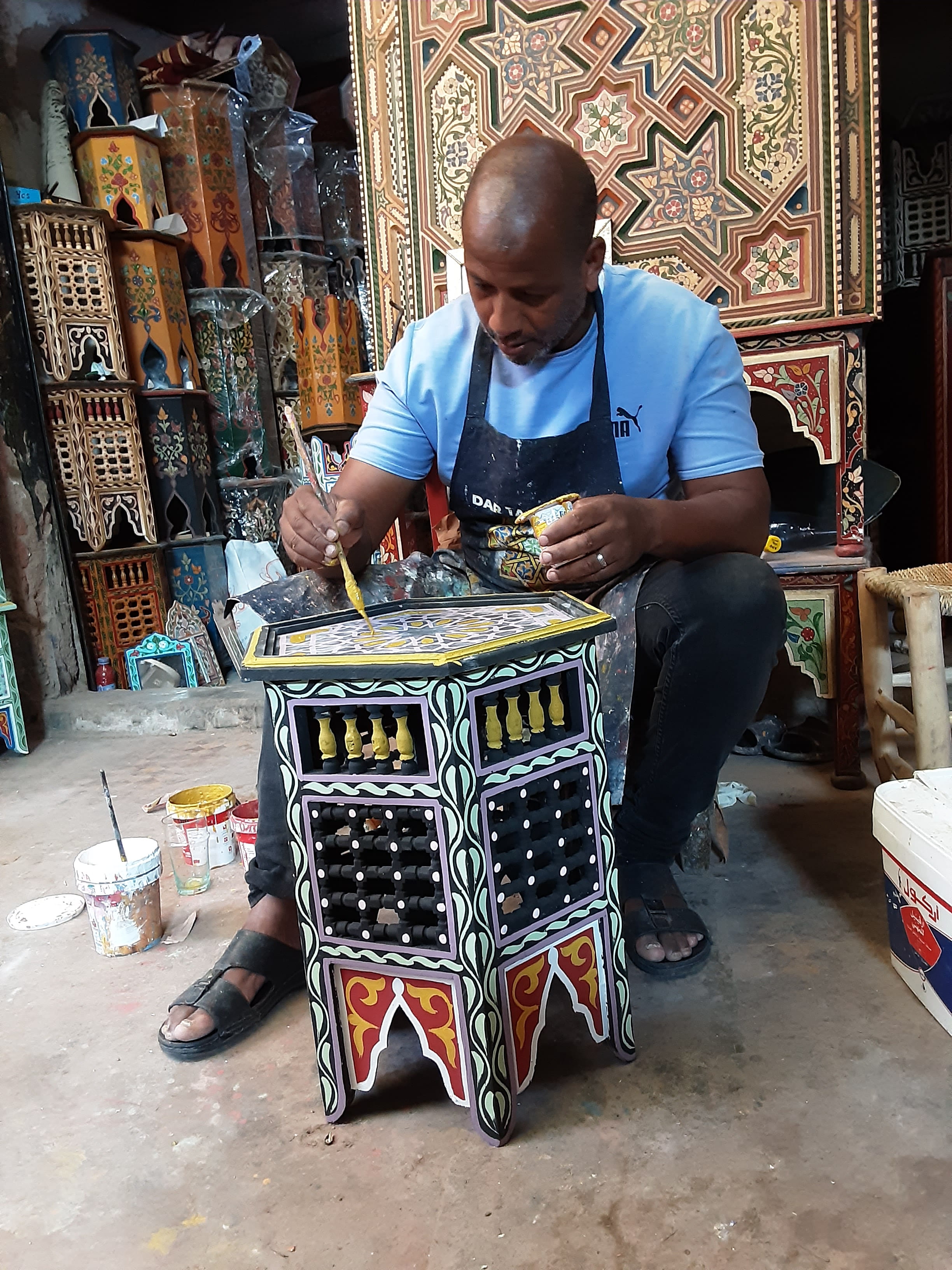 Artisan de Dar Tazouaqt travaillant le tazouaqt
