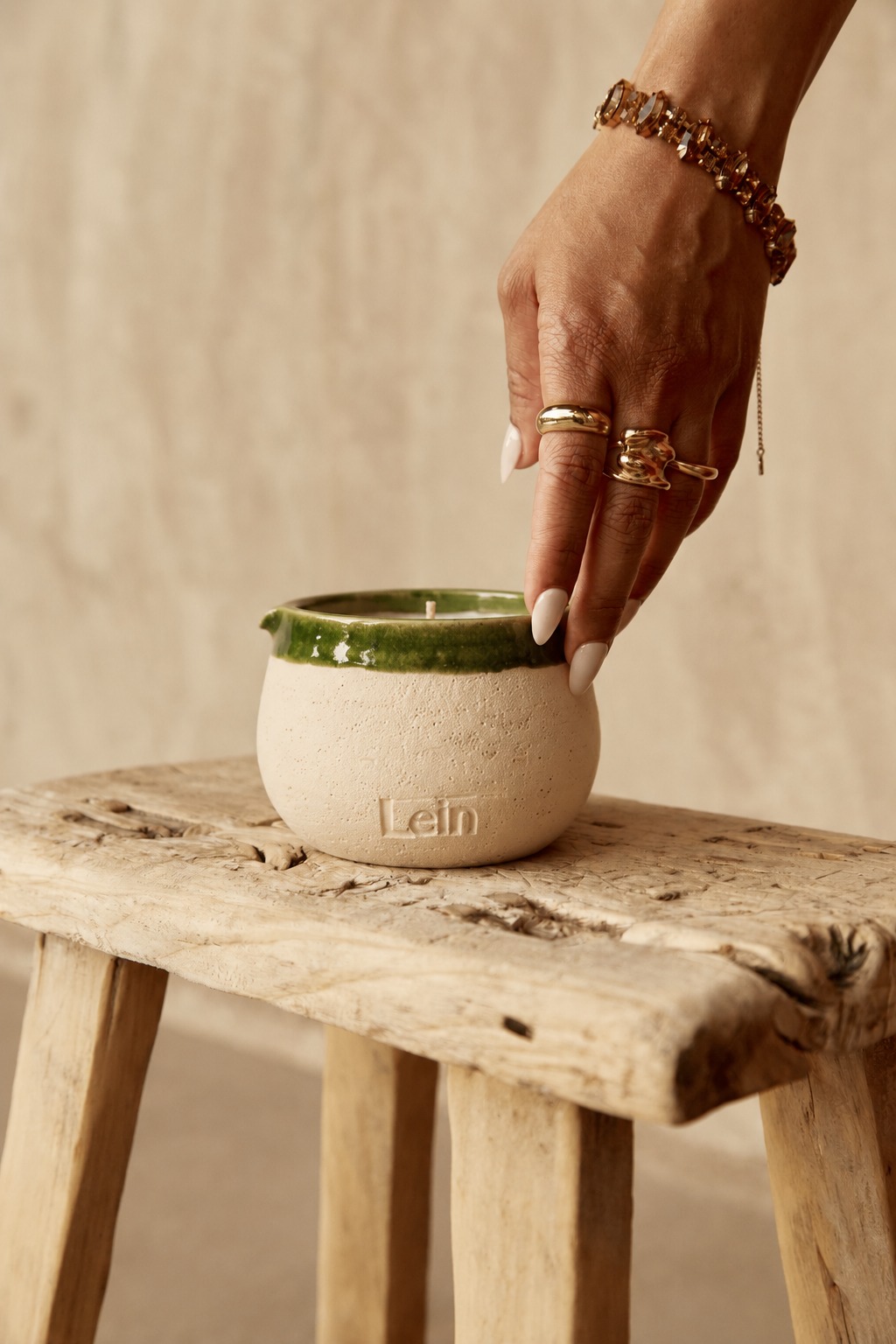 Objet Lein tenu dans une main